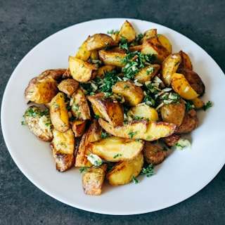 Pollo al ajillo con patatas panaderas
