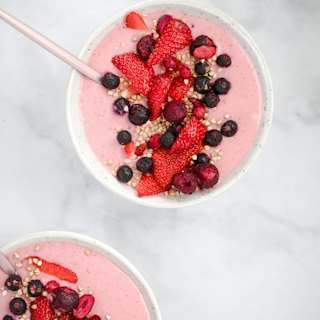 Smoothie bowl de frutos rojos y plátano